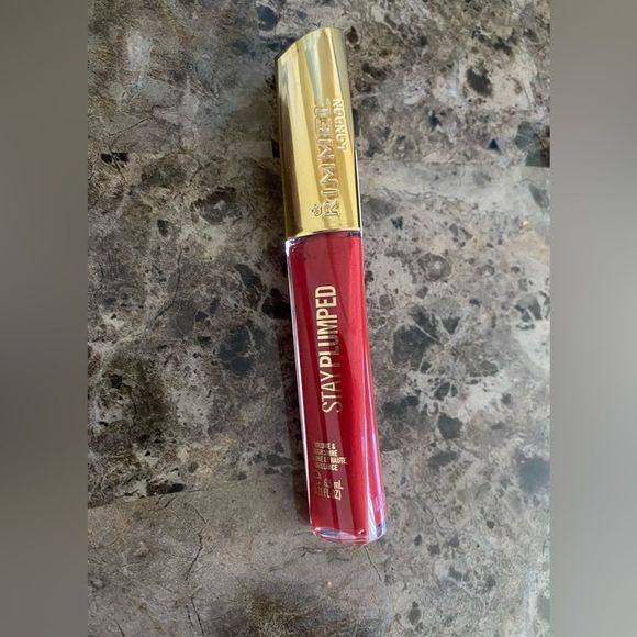 New, Rimmel London Stay plumped lipgloss, Color 500 SAUCY - Picture 1 of 4